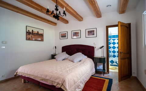 La Verdière: Meubilair, Eigendom, Fotolijst, Gebouw, Comfort, Hout, Azure, Venster, Textiel, Interieur Ontwerp