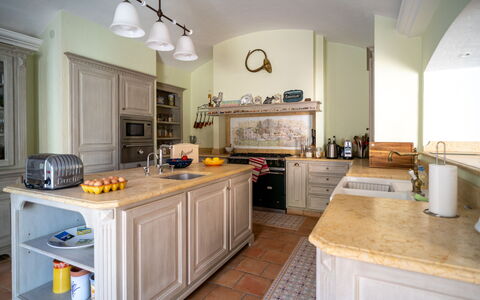 La Verdière: Cabinetry, Countertop, Wastafel, Gootsteen, Fornuis, Toestel Van De Keuken, Huishoudapparatuur, Hout, Keuken, Interieur Ontwerp