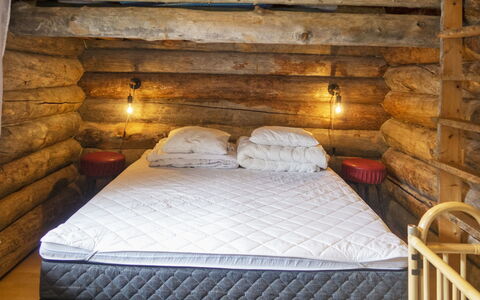 Agenttimajat 1: Hout, Slaapkamer, Bed, Linens, Bedding, Laken, Verdieping, Bed Frame, Kamer, Hardwood