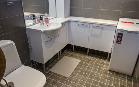 Agenttimajat 1: Flooring, Loodgieterswerkinrichting, Verdieping, Wastafel, Loodgieter, Interieur Ontwerp, Wastafel In De Badkamer, Tegel, Kraan, Badkamer