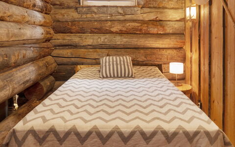 Agenttimajat 1: Hout, Slaapkamer, Verdieping, Linens, Textiel, Flooring, Interieur Ontwerp, Bed, Laken, Bruin