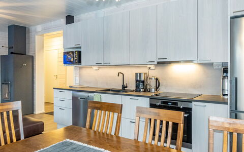 Willa Kiiruna: Keuken, Toestel Van De Keuken, Meubilair, Countertop, Major Appliance, Interieur Ontwerp, Flooring, Hout, Plafond, Cabinetry