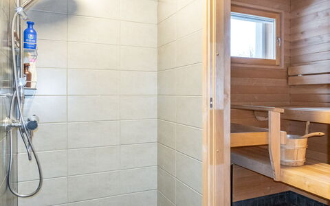 Willa Kiiruna: Flooring, Hout, Verdieping, Interieur Ontwerp, Loodgieterswerkinrichting, Kamer, Badkamer, Plafond, Loodgieter, Tegel