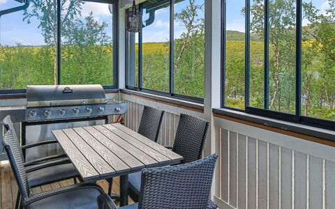 Willa Kiiruna: Meubilair, Veranda, Glas, Stoel, Balkon, Buitenmeubels, Metaal, Schaduw, Dek, Hardwood