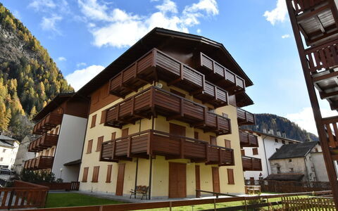 Cà Serena: Wolk, Lucht, Fabriek, Gebouw, Venster, Hout, Gras, Stedelijk Ontwerp, Landelijk Gebied, Woongebied