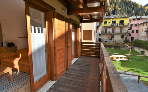 Cà Serena: Gebouw, Fabriek, Hout, Venster, Beits, Onroerend Goed, Hardwood, Verblijf, Flooring, Dak
