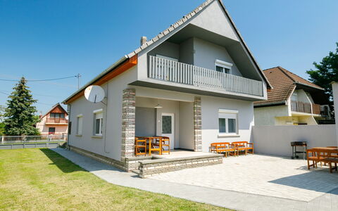 Pioneer: Lucht, Gebouw, Fabriek, Venster, Deur, Huis, Land Lot, Boom, Siding, Woongebied
