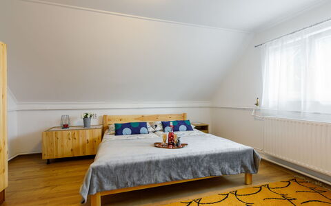 Pioneer: Eigendom, Venster, Gebouw, Hout, Interieur Ontwerp, Comfort, Flooring, Verdieping, Schaduw