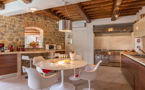 Villa Vico: Tafel, Countertop, Meubilair, Eigendom, Cabinetry, Stoel, Keuken, Hout, Verlichting, Interieur Ontwerp
