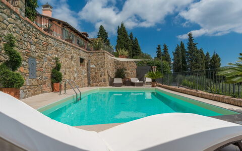 Villa Vico: Water, Wolk, Gebouw, Fabriek, Lucht, Eigendom, Zwembad, Azure, Boom, Architectuur