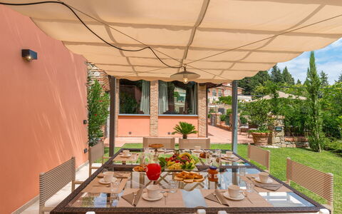 Villa Vico: Tafel, Fabriek, Gebouw, Venster, Schaduw, Interieur Ontwerp, Hout, Architectuur, Voedsel, Buitenmeubels