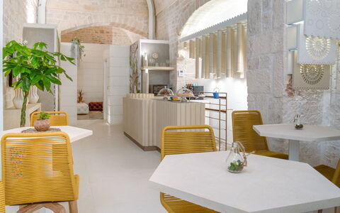 B&b Vico Bianco: Tafel, Meubilair, Eigendom, Stoel, Decoratie, Gebouw, Interieur Ontwerp, Verdieping, Flooring, Tafelkleed