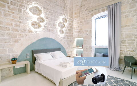 B&b Vico Bianco: Meubilair, Eigendom, Gebouw, Comfort, Azure, Interieur Ontwerp, Bed Frame, Flooring, Verdieping, Huis