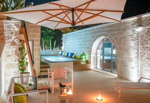 B&b Vico Bianco: Eigendom, Tafel, Interieur Ontwerp, Hout, Architectuur, Flooring, Woonkamer, Schaduw, Verdieping, Onroerend Goed