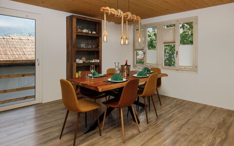 Chalet Dori: Meubilair, Flooring, Houten Vloer, Interieur Ontwerp, Verdieping, Hout, Tafel, Eetkamer, Keuken En Eettafel, Stoel