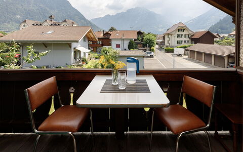 Chalet Dori: Meubilair, Tafel, Stoel, Bergketen, Buitenmeubels, Restaurant, Buitentafel, Balkon, Kamerplant, Keuken En Eettafel