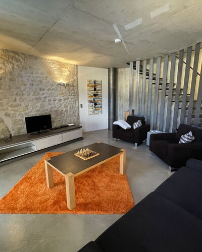 Syr: Tafel, Meubilair, Eigendom, Hout, Interieur Ontwerp, Verlichting, Bankstel, Architectuur, Flooring, Woonkamer