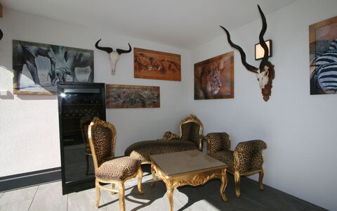 Uderns 300: Eigendom, Meubilair, Gebouw, Stoel, Hout, Fotolijst, Tafel, Interieur Ontwerp, Verdieping, Flooring