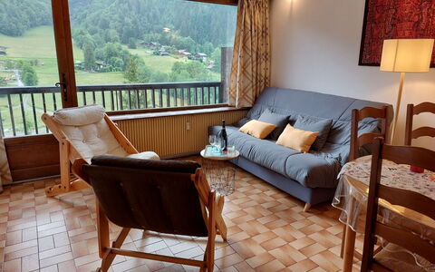 Le Bionnassay: Meubilair, Comfort, Hout, Gebouw, Verlichting, Woonkamer, Bankstel, Schaduw, Fotolijst, Lamp