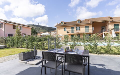 Imperia 388: Huis, Balkon, Landgoed, Villa, Stoel, Buitenmeubels, Werf, Binnenplaats, Hotel, Eco Hotel