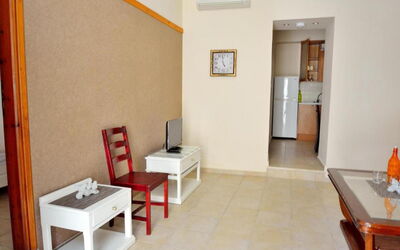 Apartment 1 G.floor: Tafel, Eigendom, Meubilair, Oranje, Interieur Ontwerp, Flooring, Verdieping, Hout, Comfort, Woonkamer