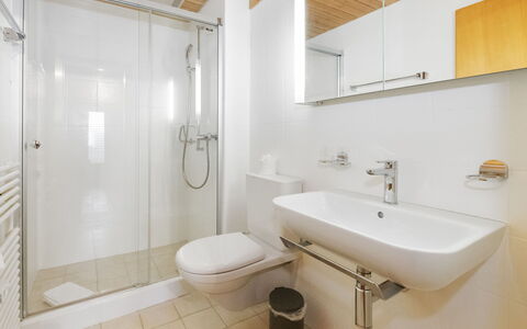 Réan: Interieur Ontwerp, Flooring, Badkamer, Loodgieterswerkinrichting, Verdieping, Plafond, Wastafel In De Badkamer, Wastafel, Kraan, Kamer