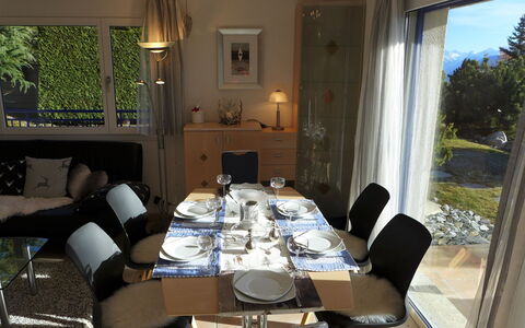 Maison N°35: Tafel, Meubilair, Eigendom, Stoel, Schaduw, Verlichting, Interieur Ontwerp, Gordijn, Gebouw, Woonkamer