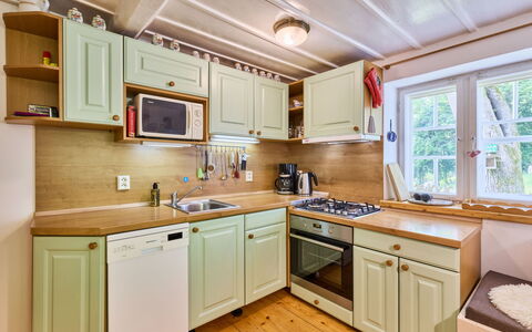 Sunny Slope & Sauna: Keuken, Hout, Interieur Ontwerp, Cabinetry, Toestel Van De Keuken, Countertop, Major Appliance, Flooring, Verdieping, Lade