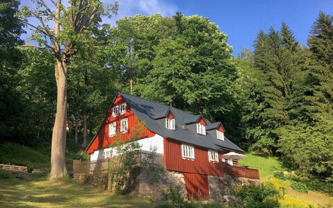 Sunny Slope & Sauna: Fabriek, Lucht, Gebouw, Wolk, Boom, Natuurlijk Landschap, Huis, Land Lot, Verblijf, Gras