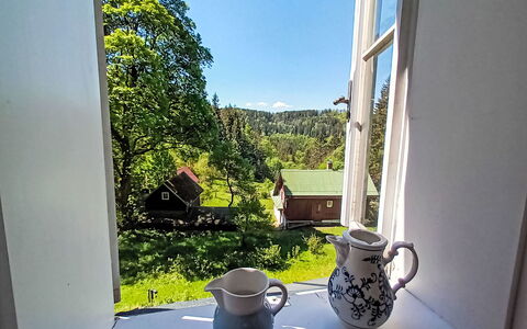 Sunny Slope & Sauna: Tableware, Venster, Drinkware, Dishware, Lucht, Tafel, Kop, Gebouw, Fabriek, Serveware