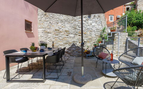 Negri: Wolk, Lucht, Gebouw, Tableware, Azure, Fabriek, Stoel, Tafel, Condominium, Veranda