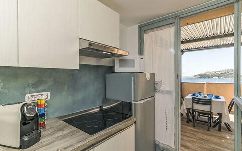 Baia Blu: Appartement, Major Appliance, Keuken, Beits, Hardwood, Cabinetry, Aluminium, Balkon, Countertop, Toestel Van De Keuken