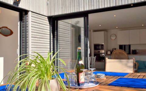 Ker Bernic: Fabriek, Tafel, Bloempot, Venster, Gebouw, Kamerplant, Fles, Hout, Tableware, Verlichting