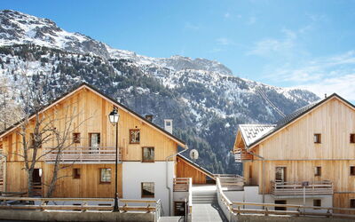 Vaujany 105: Lucht, Sneeuw, Gebouw, Venster, Helling, Freezing, Huis, Geologisch Fenomeen, Stedelijk Ontwerp, Winter