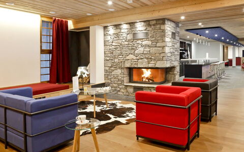 Châtel 800: Interieur Ontwerp, Flooring, Hout, Meubilair, Verdieping, Plafond, Verlichting, Woonkamer, Kamer, Bankstel