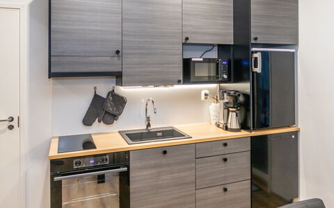 Saukonpesä B: Keuken, Toestel Van De Keuken, Meubilair, Countertop, Hout, Major Appliance, Cabinetry, Interieur Ontwerp, Huishoudapparatuur, Flooring
