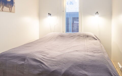 Saukonpesä B: Slaapkamer, Muur, Bed, Verdieping, Hout, Interieur Ontwerp, Flooring, Laken, Meubilair, Plafond