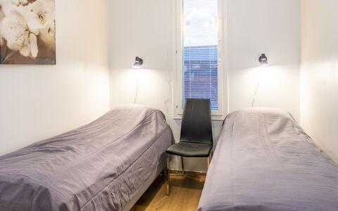 Saukonpesä B: Verdieping, Flooring, Houten Vloer, Meubilair, Interieur Ontwerp, Slaapkamer, Bed, Laken, Kamer, Plafond