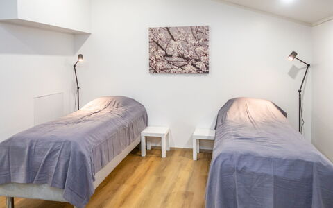 Saukonpesä B: Verdieping, Flooring, Slaapkamer, Hout, Bed, Interieur Ontwerp, Houten Vloer, Meubilair, Plafond, Laken