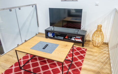 Saukonpesä B: Meubilair, Flooring, Verdieping, Hout, Interieur Ontwerp, Houten Vloer, Verlichting, Tafel, Kamer, Woonkamer