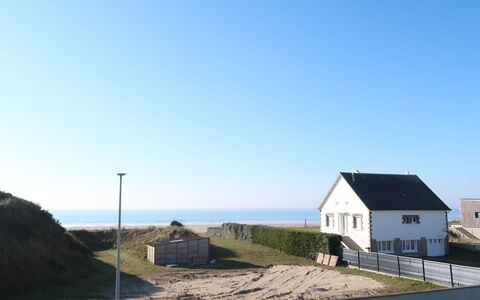 La Plage: Lucht, Venster, Gebouw, Fabriek, Boom, Land Lot, Gras, Facade, Landschap, Dak