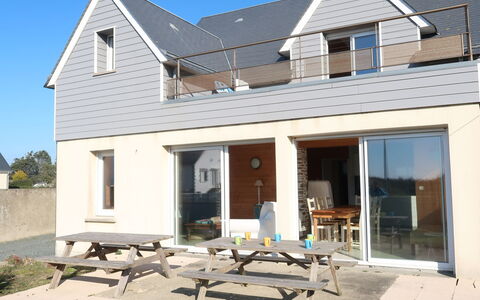 La Plage: Lucht, Venster, Gebouw, Fabriek, Boom, Land Lot, Gras, Facade, Landschap, Dak