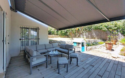 Les Eaux Claires: Gras, Huis, Land Lot, Tuin, Groundcover, Deur, Siding, Boerderij, Garden Gebouwen