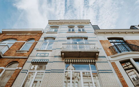 Historical and Spacious Villa Anaïs: Lucht, Wolk, Gebouw, Dag, Venster, Azure, Stedelijk Ontwerp, Condominium, Hout, Blok Van De Toren