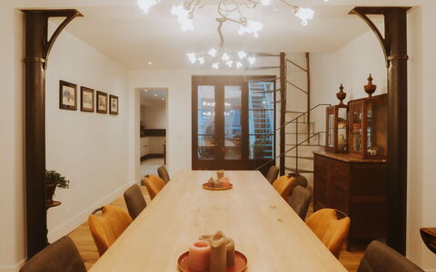 Historical and Spacious Villa Anaïs: Tafel, Eigendom, Meubilair, Fotolijst, Stoel, Hout, Interieur Ontwerp, Verlichting, Gebouw, Flooring