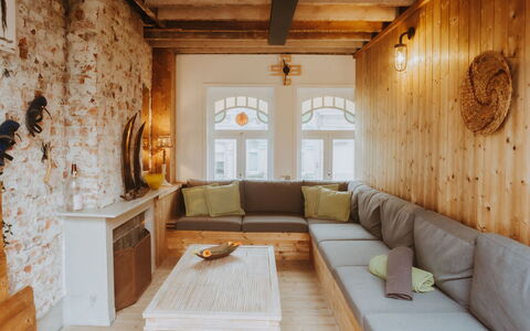 Historical and Spacious Villa Anaïs: Meubilair, Eigendom, Tafel, Bankstel, Hout, Verlichting, Interieur Ontwerp, Architectuur, Gebouw, Woonkamer