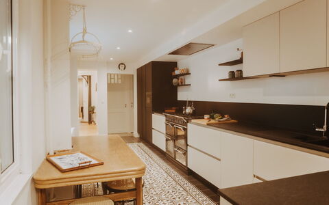 Historical and Spacious Villa Anaïs: Cabinetry, Meubilair, Eigendom, Countertop, Tafel, Gebouw, Wastafel, Hout, Keuken, Stoel