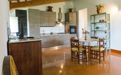 Villa Tavernacce: Countertop, Eigendom, Cabinetry, Tafel, Meubilair, Hout, Keuken, Interieur Ontwerp, Toestel Van De Keuken, Stoel