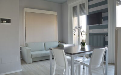 Pavia Tower: Meubilair, Eigendom, Bankstel, Tafel, Gebouw, Stoel, Hout, Blind Venster, Interieur Ontwerp, Venster
