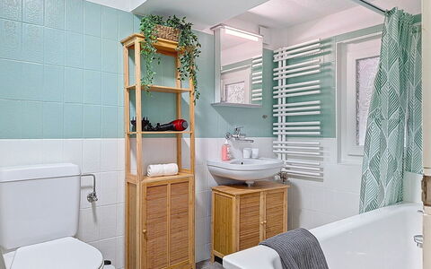 Bieri-Haus: Badkamer, Loodgieterswerkinrichting, Toilet, Interieur Ontwerp, Wc Bril, Badkamerkast, Wastafel, Flooring, Wastafel In De Badkamer, Kraan